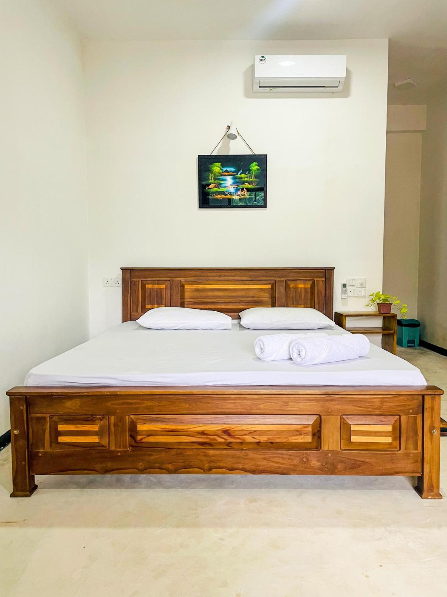 Bed and Breakfast La Fiesta Weligama Esterno foto